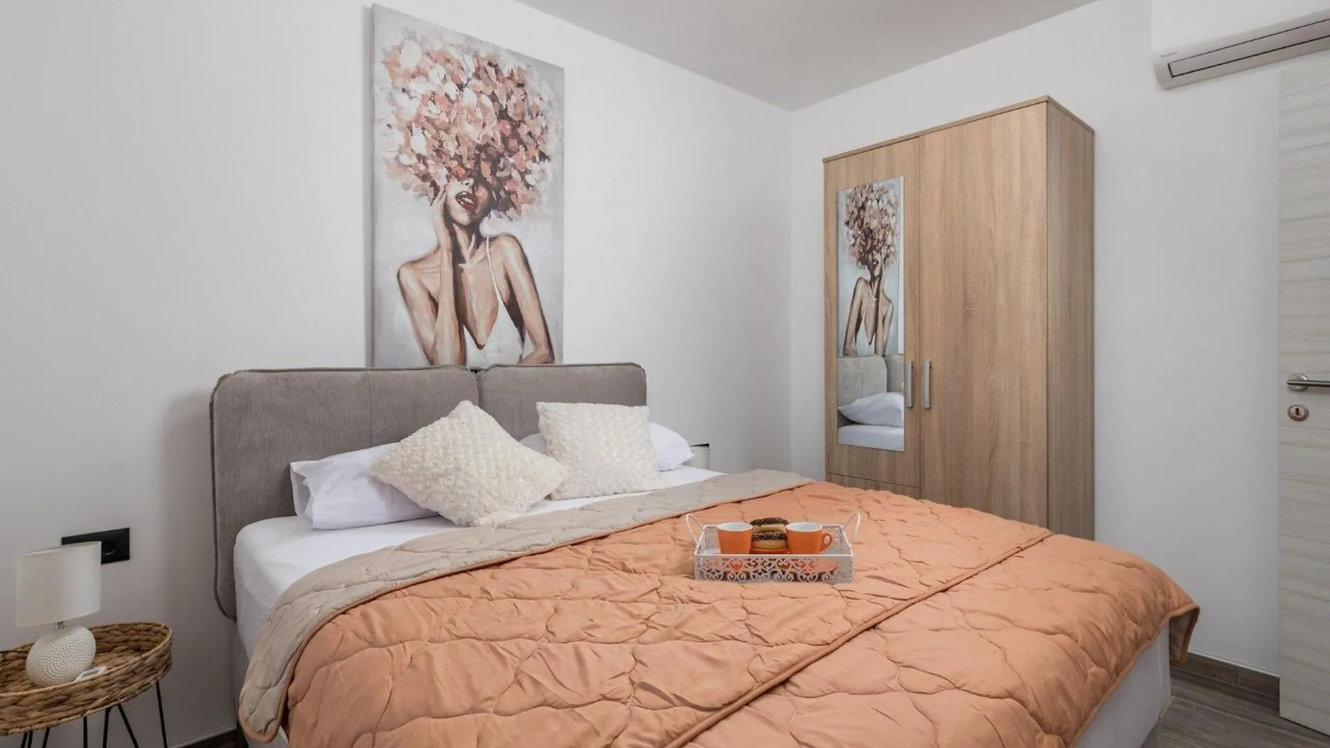 Villa Lemily - Five Bedroom With Swimming Pool 마툴지 0*,