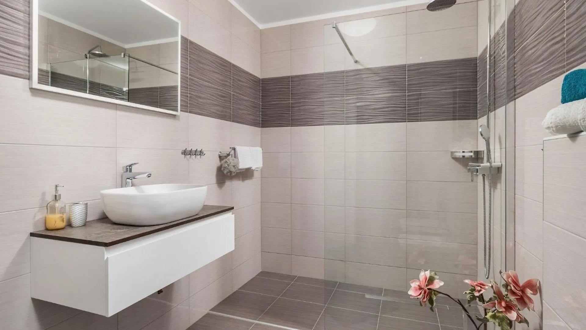 Villa Lemily - Five Bedroom With Swimming Pool 마툴지 0*,