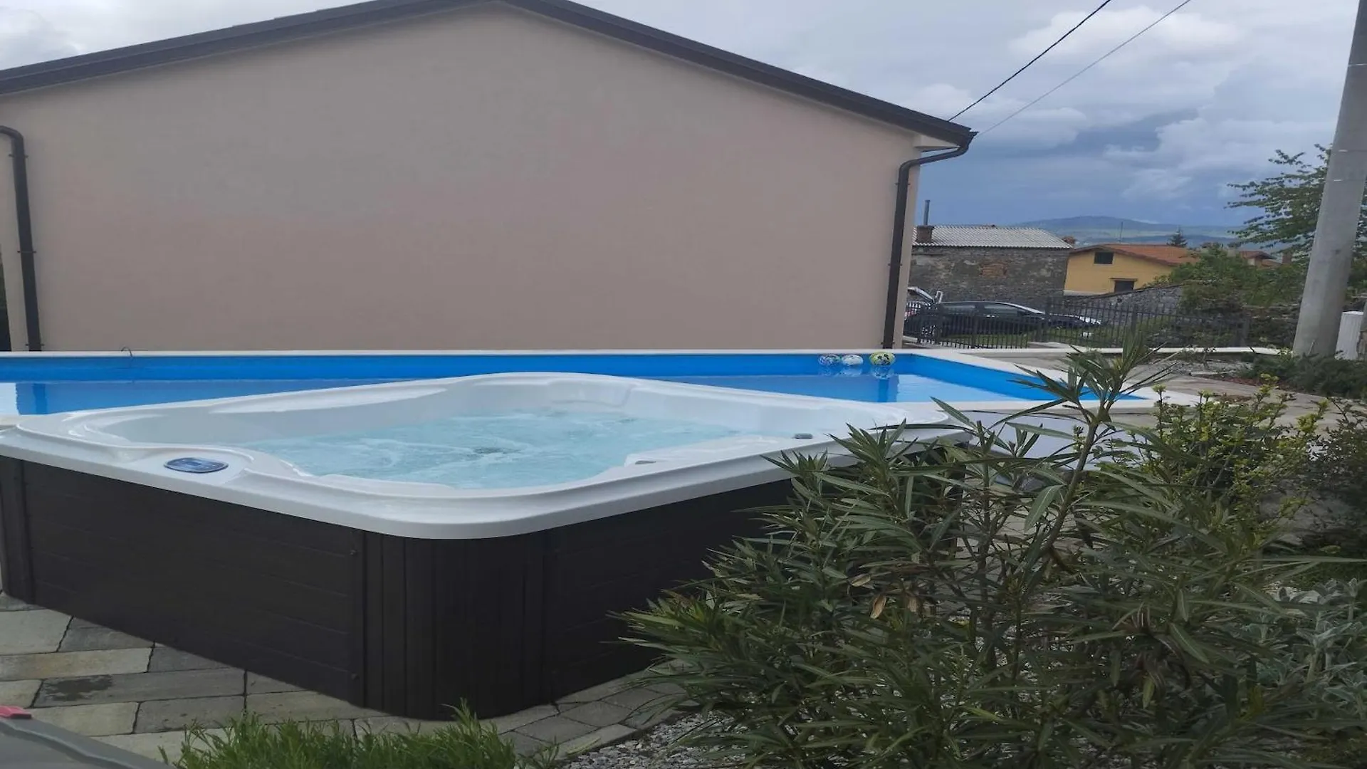 Villa Lemily - Five Bedroom With Swimming Pool 마툴지