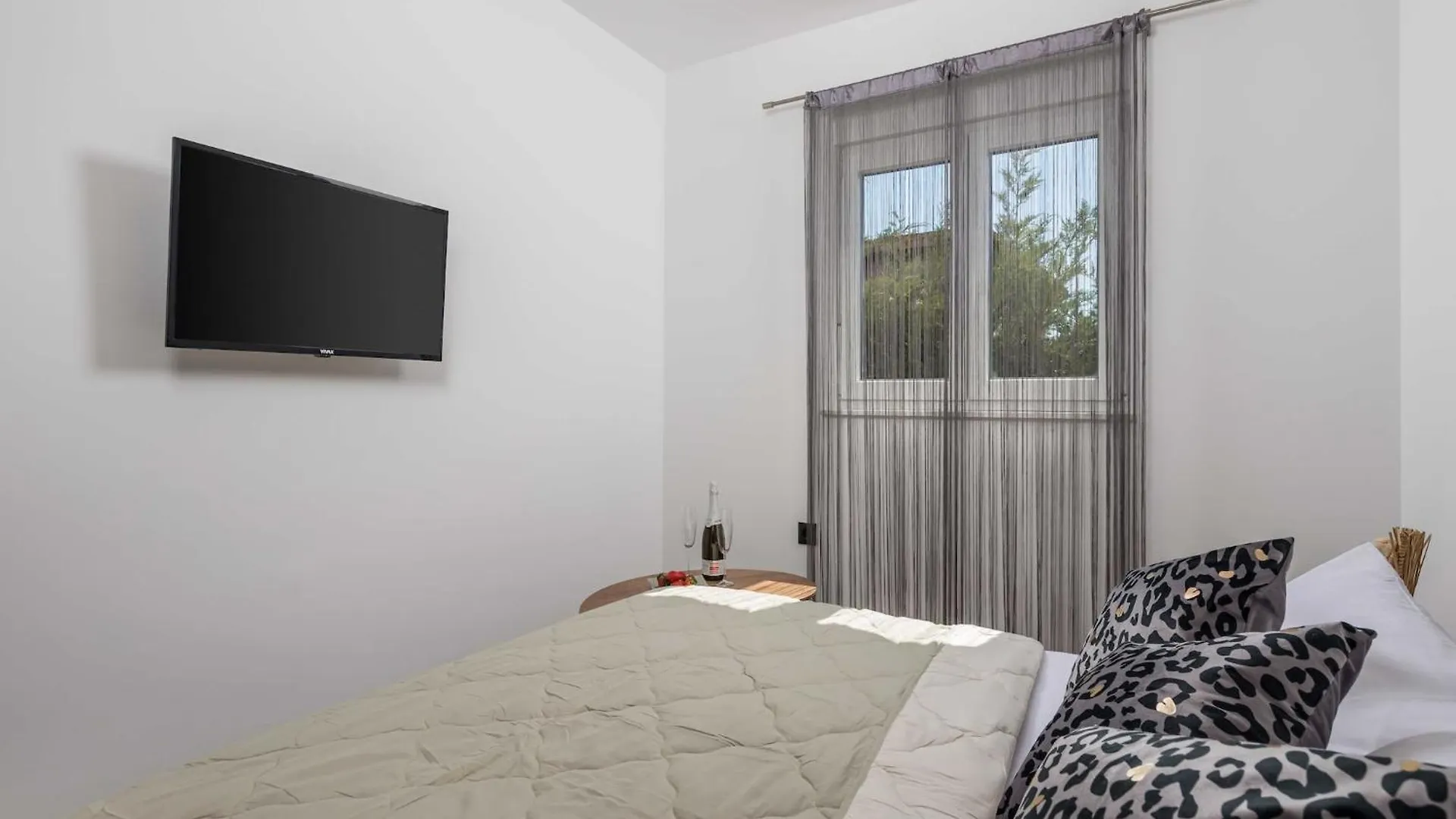 Villa Lemily - Five Bedroom With Swimming Pool 마툴지